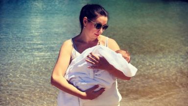 Наталия Кобилкина и Такис на плаж с бебето в Гърция