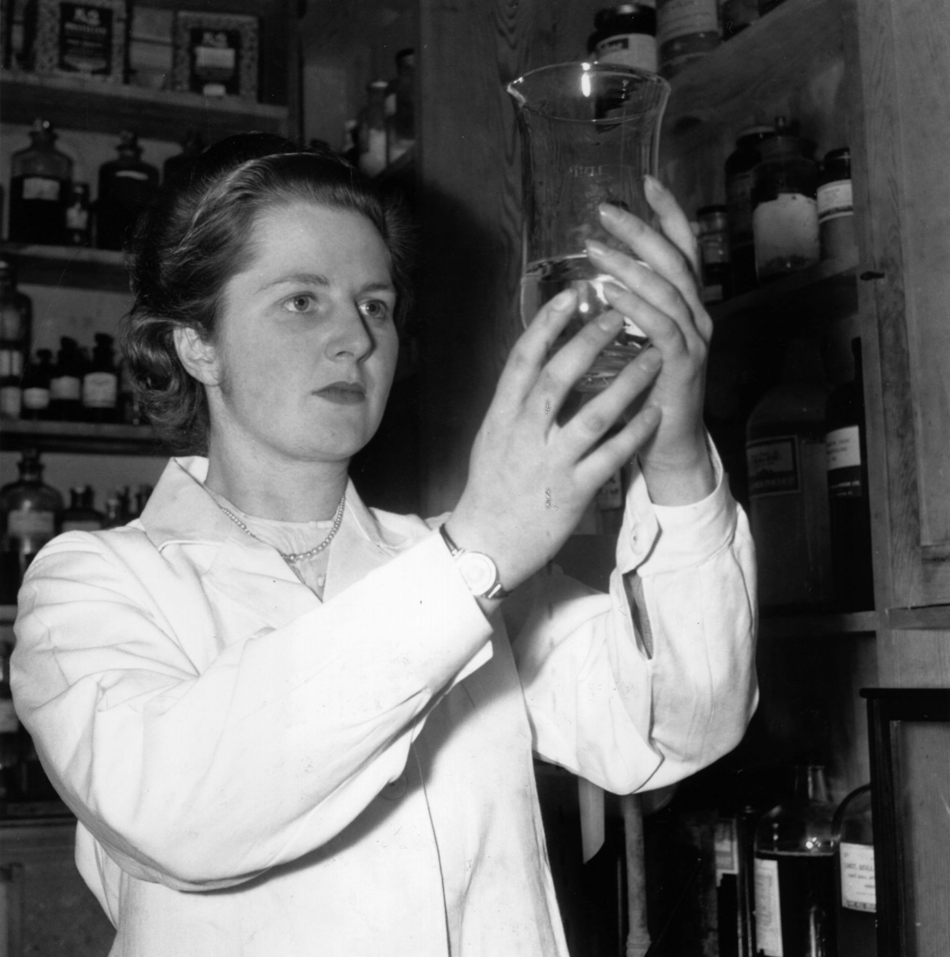През 1947 г. Маргарет Тачър става бакалавър по химия