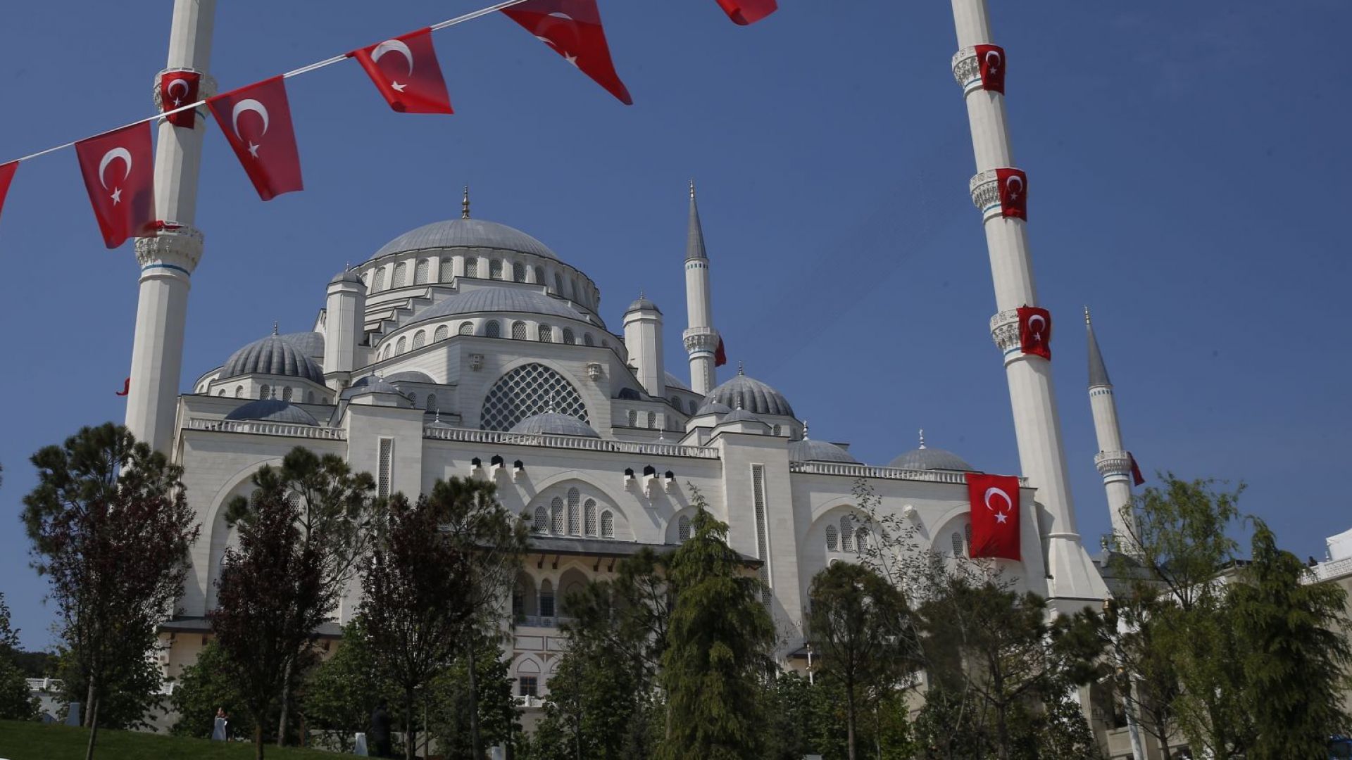 Турският президент Реджеп Тайип Ердоган откри днес най голямата джамия в