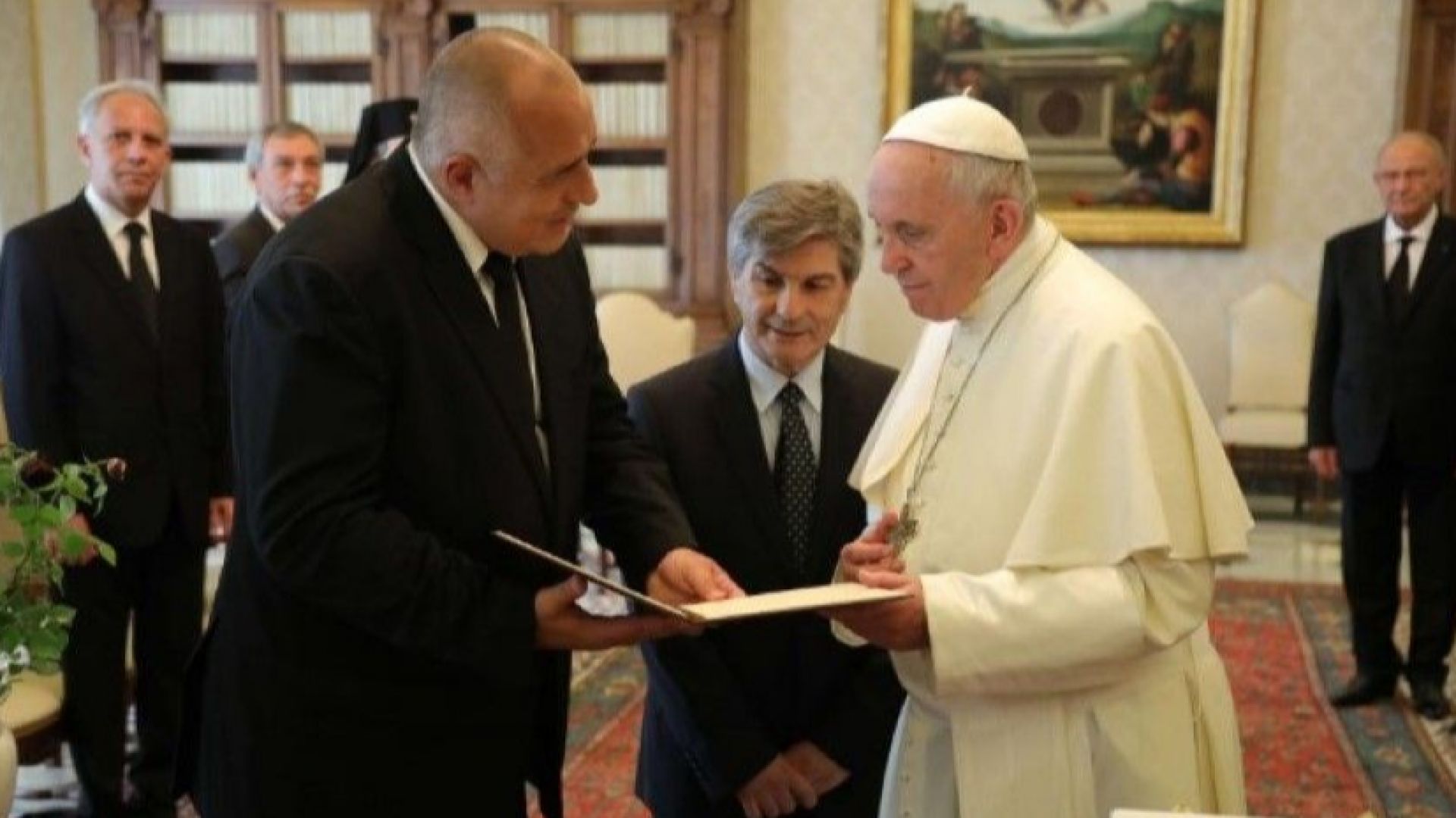  Борисов  ще подари икона, омофор и българско  кисело мляко на папа Франциск   