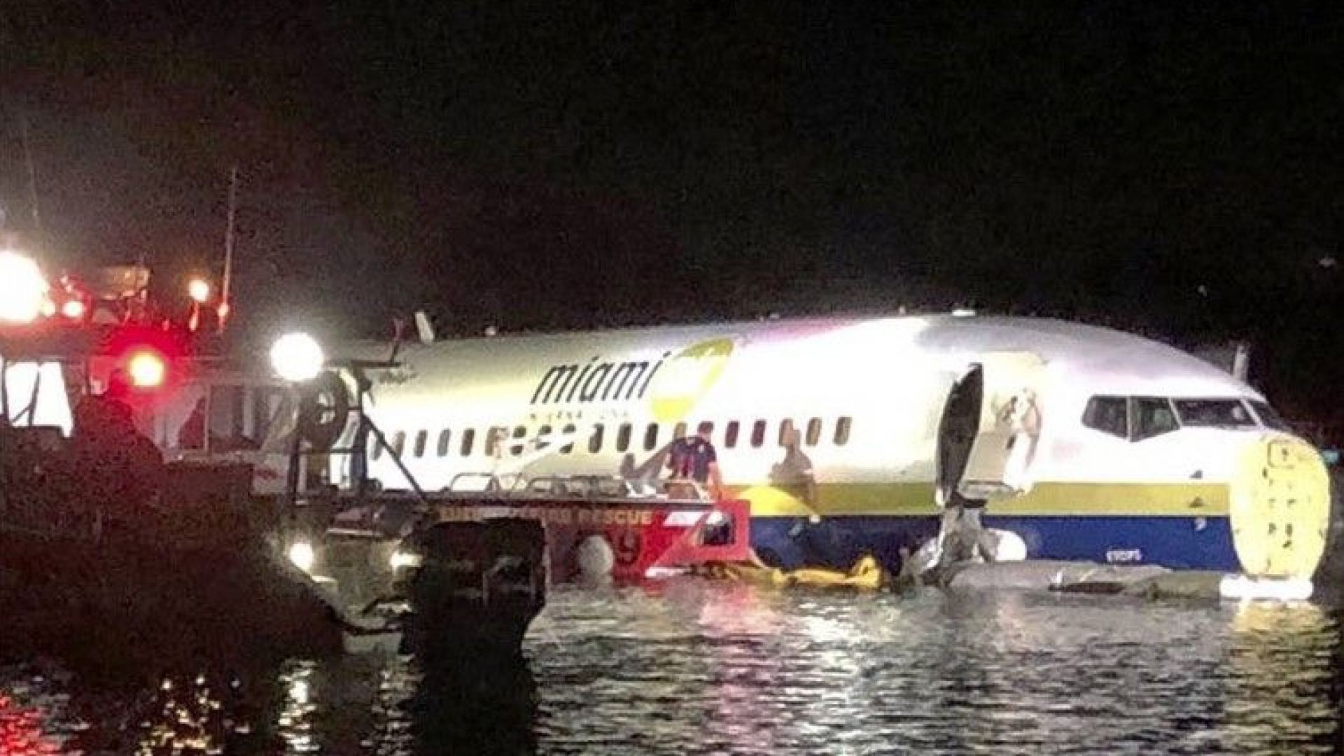 Самолет Боинг 737 със 136 пътници на борда падна в