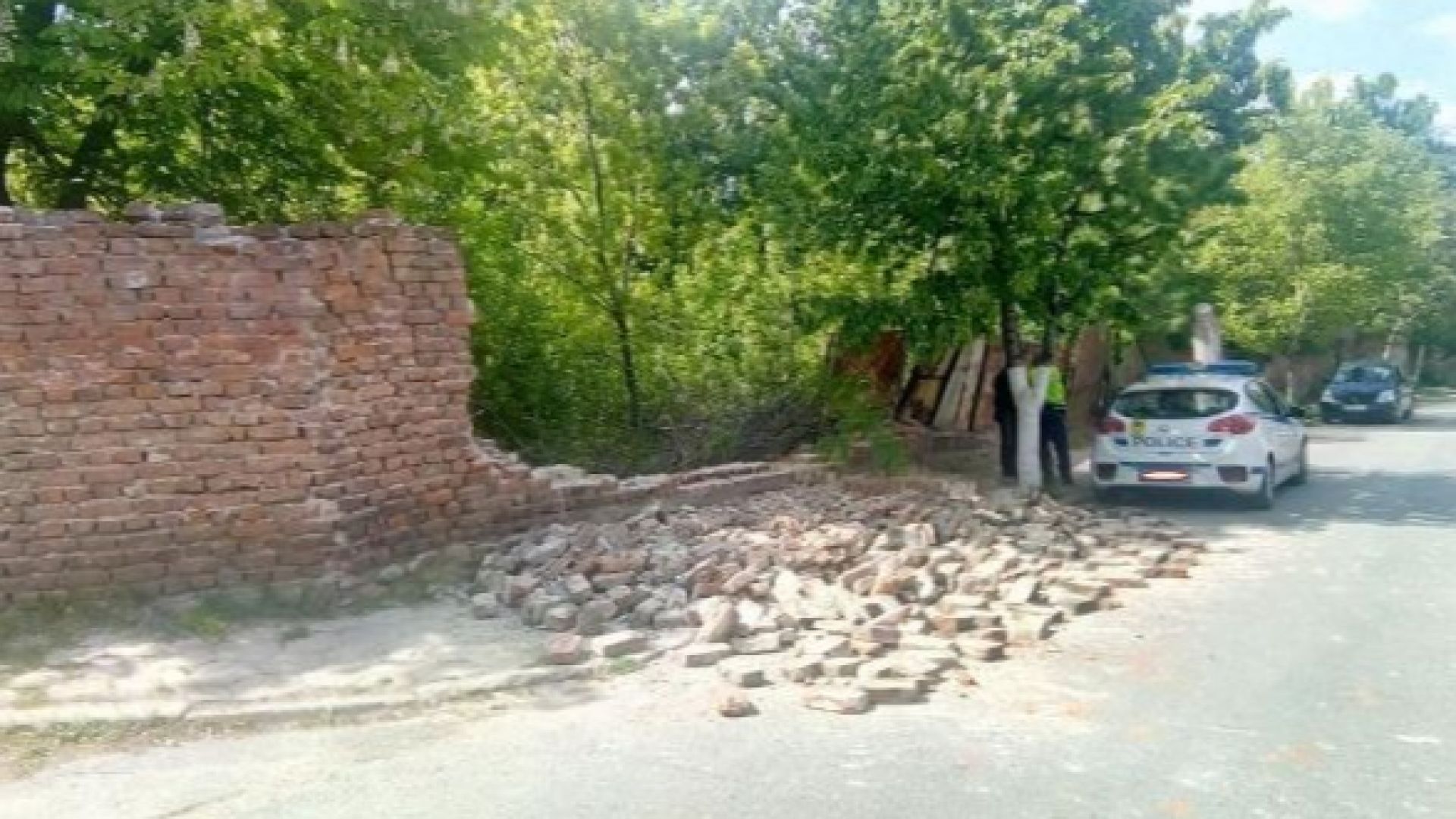 За трети път пада част от стената на рушащите се