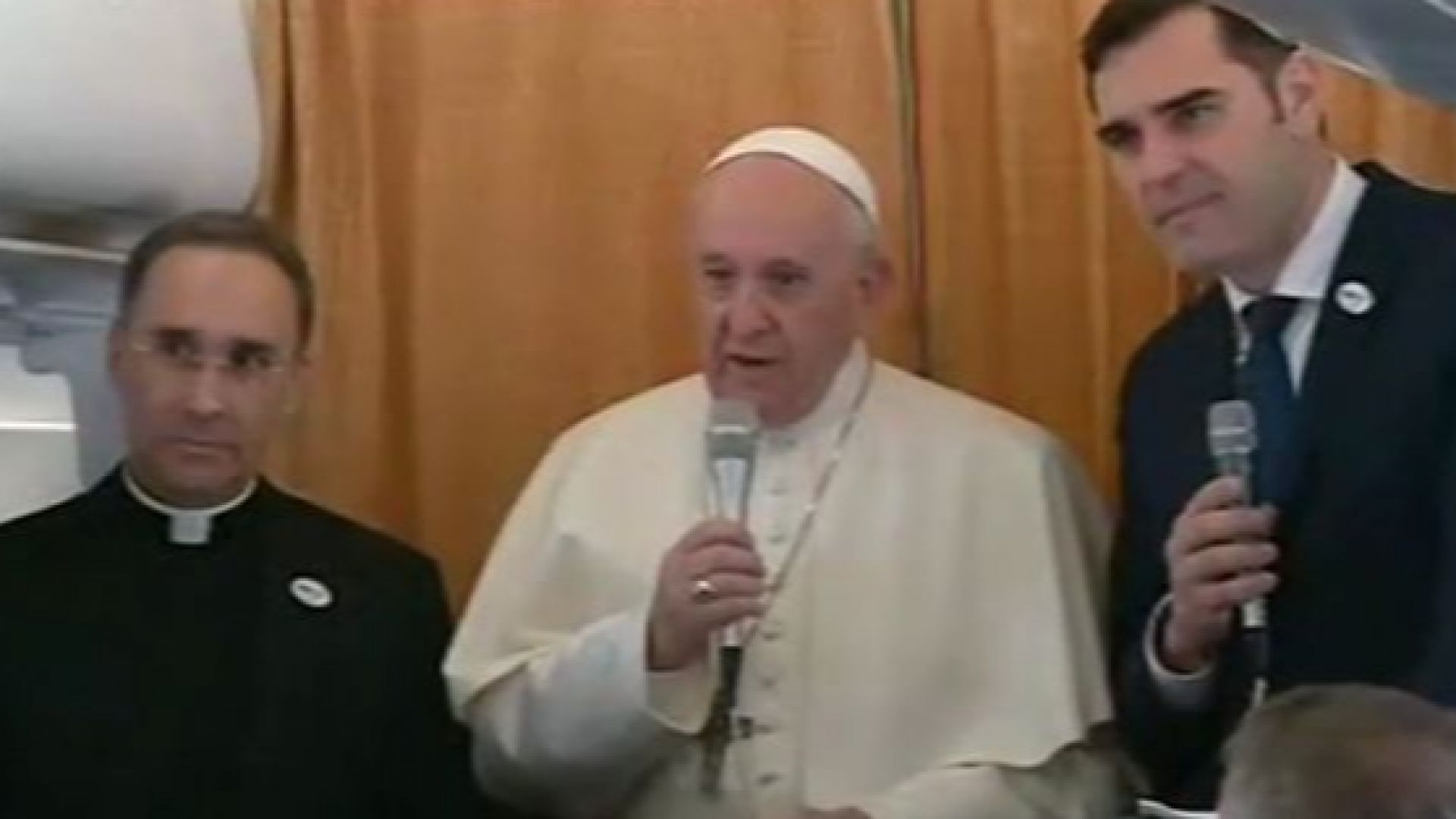 Папа Франциск кацна в България, а минути преди машината на