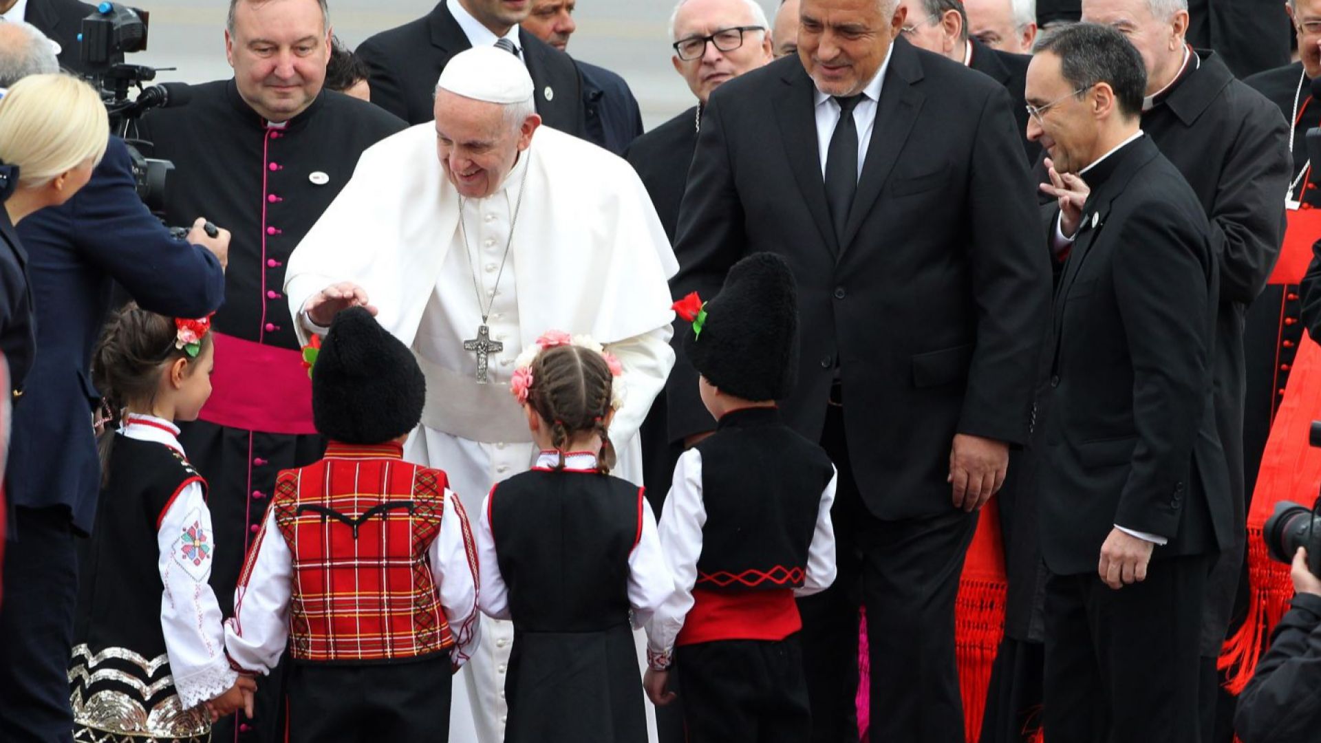 Папа Франциск пристигна в България (снимки)