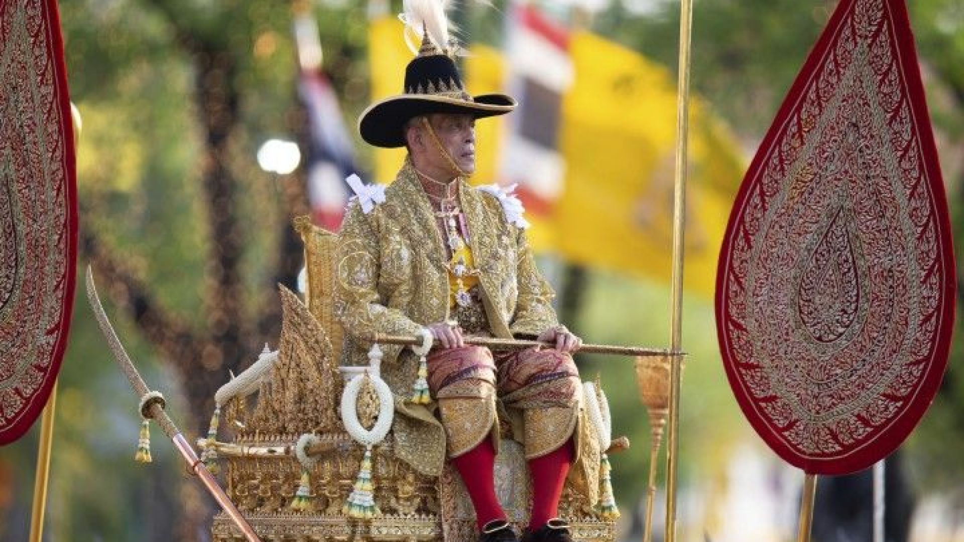 Хиляди тайландци облечени в жълто цвят свързван с монархията
