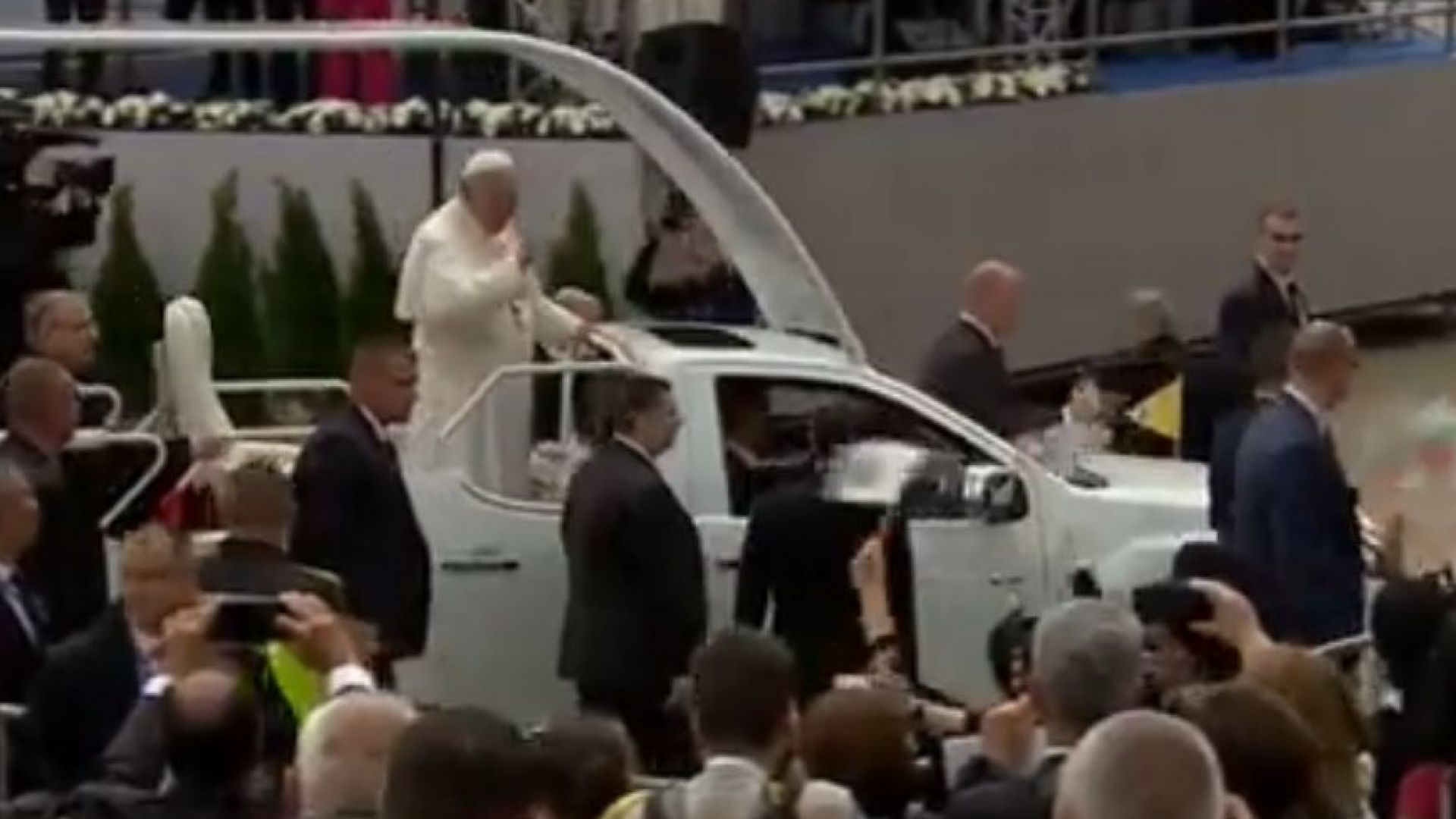 Започна обиколката на папа Франциск в центъра на София Папамобилът