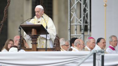 Папа Франциск отслужи литургия за десетки милиони пред тв екрана и хиляди на площада