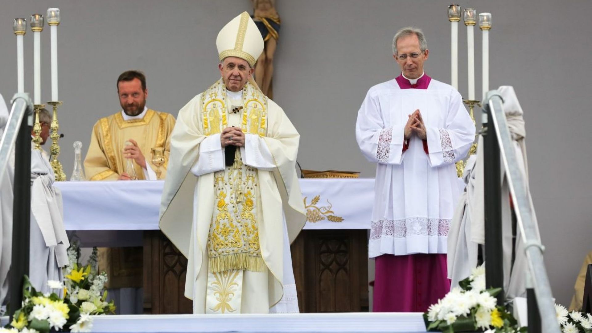 Папа Франциск избра да служи с дар от Бойко Борисов