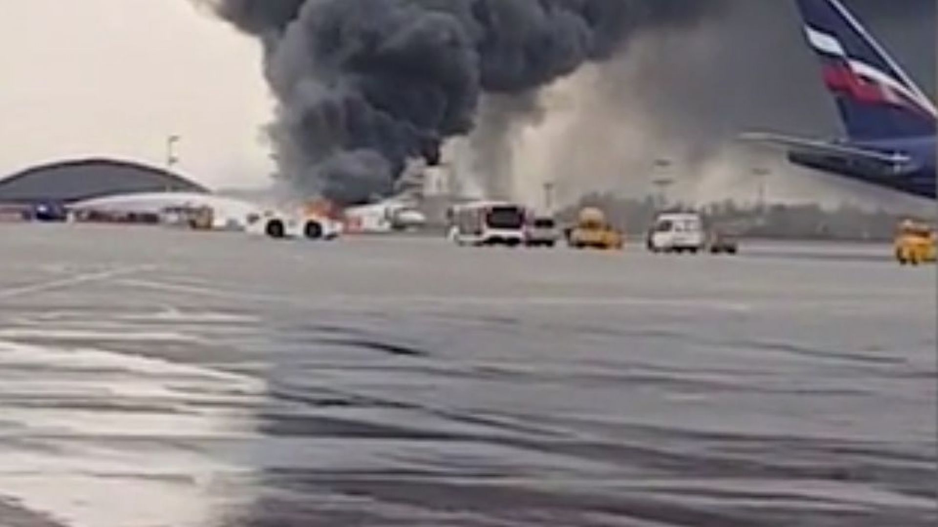 Руски пътнически самолет летящ за Мурманск се запали днес при