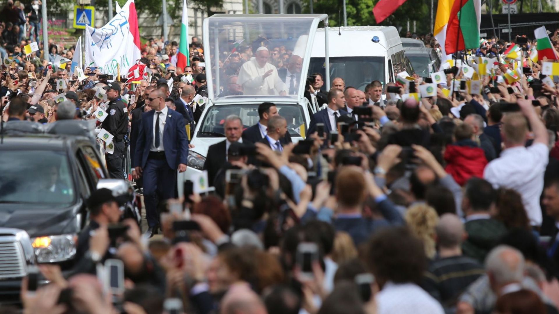 С един превантивно задържан мъж и няколко припаднали приключи днешният