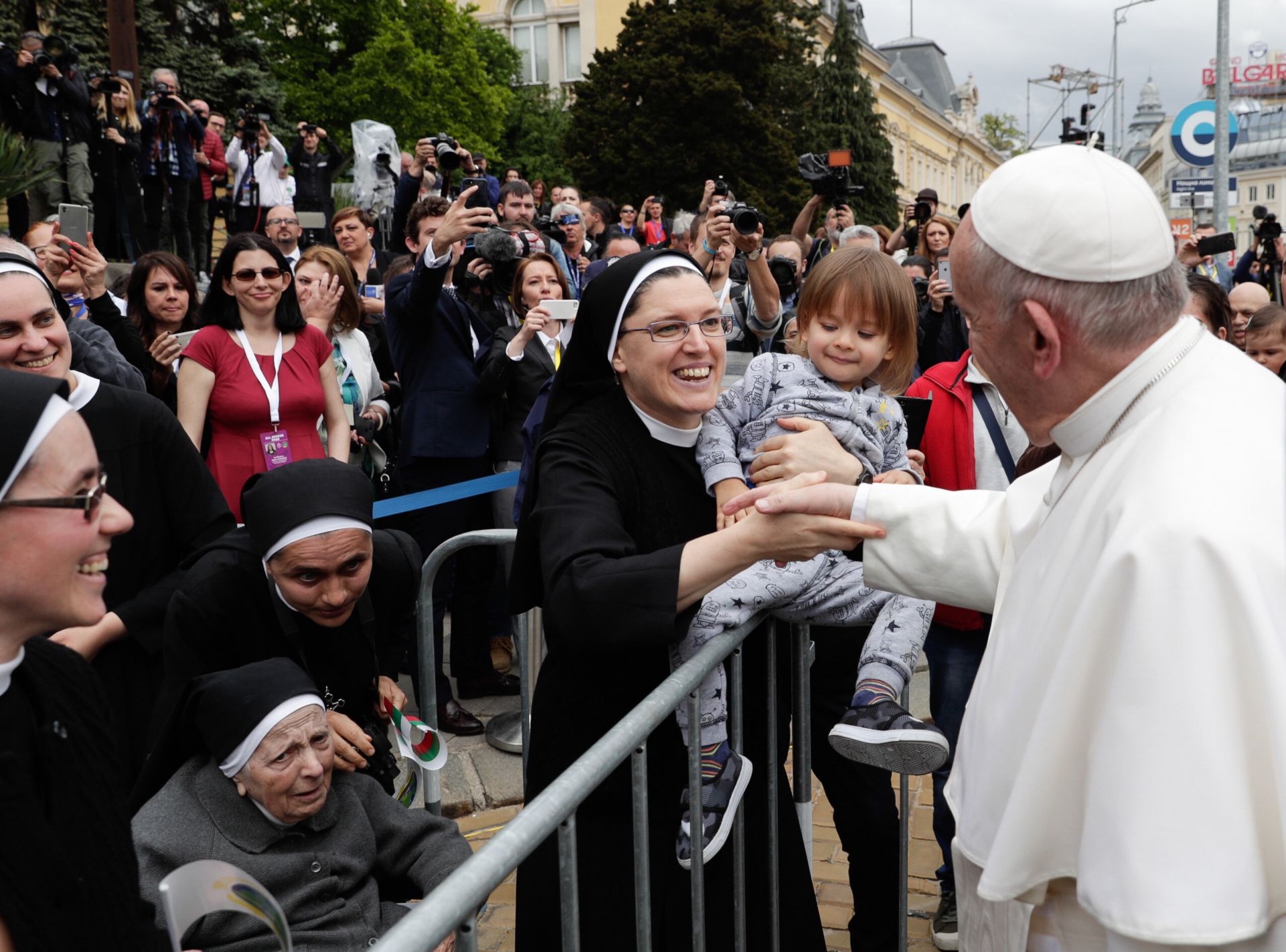 Не сте станали сестри, за да бъдете прислужнички на някой свещеник, каза Папа Франциск на монахините