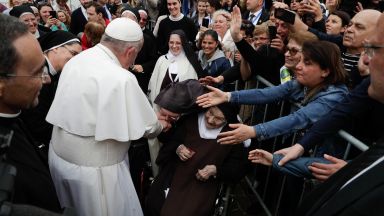 Папа Франциск ще даде първо причастие за 250 деца и ще отправи послание към света