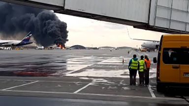 Пътнически самолет се запали при кацане в Москва, има поне 41 жертви (видео)