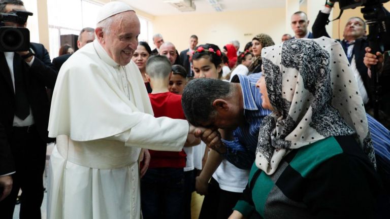 Папа Франциск се срещна с бежанците във "Враждебна"