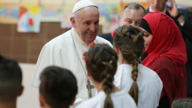 Папа Франциск промени църковния закон за да разреши официално на