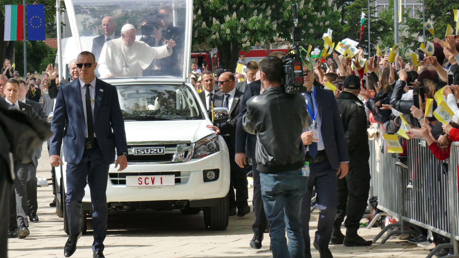 Хиляди посрещнаха папа Франциск в Раковски като го приветстваха през