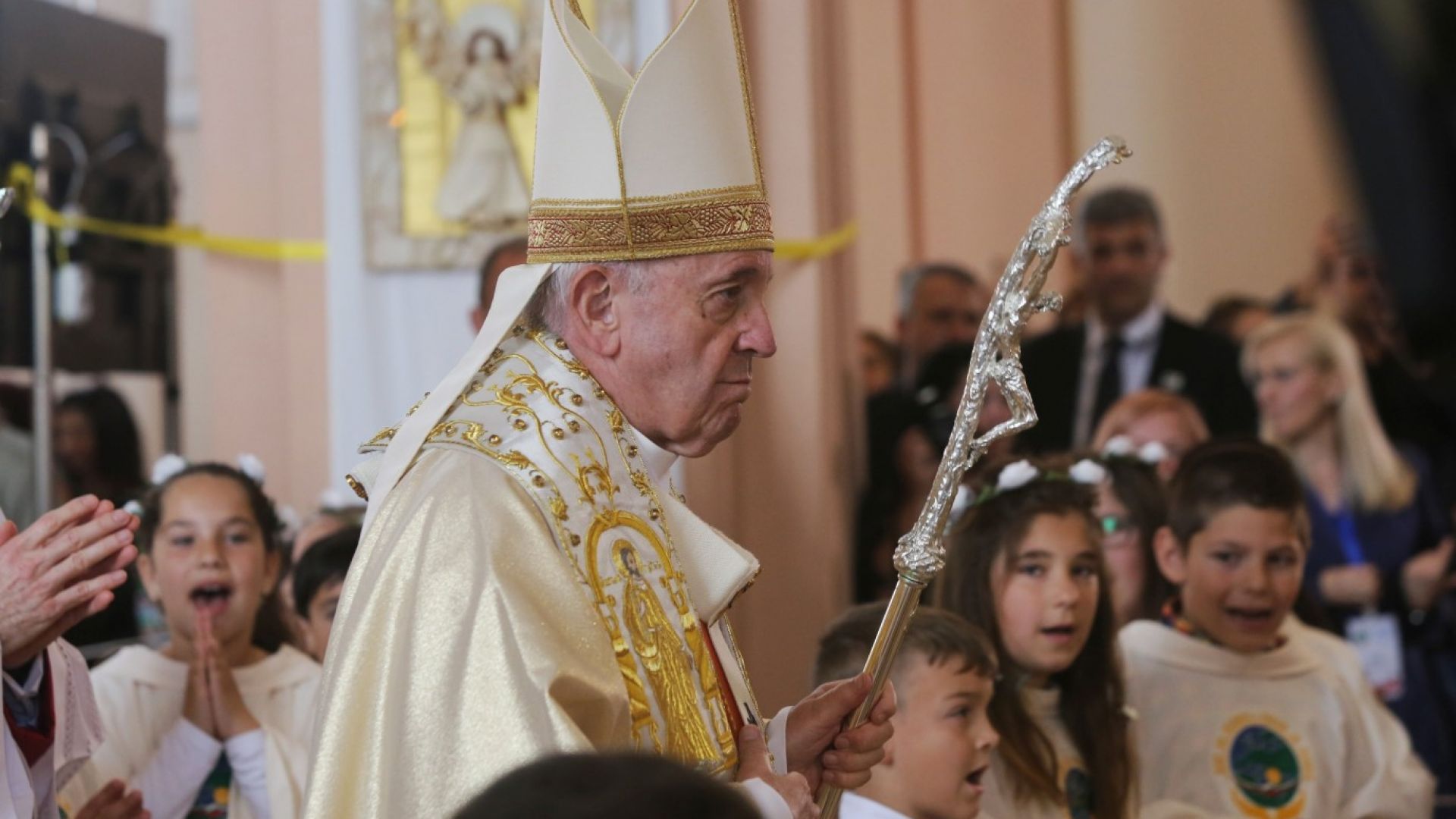 Папа Франциск лично даде първо причастие на 245 деца в