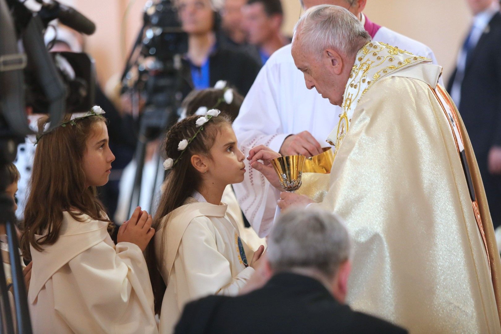 Папа Франциск дава първо причастие на деца от Раковски при визитара си в България, 6 май 2019 г.