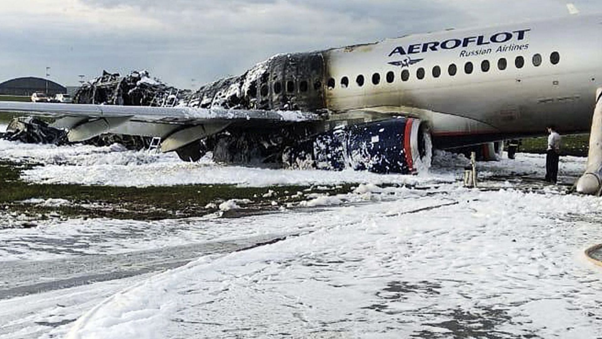 Пилотът на катастрофиралия в Москва самолет заяви, че заради мълния са загубили радиовръзка