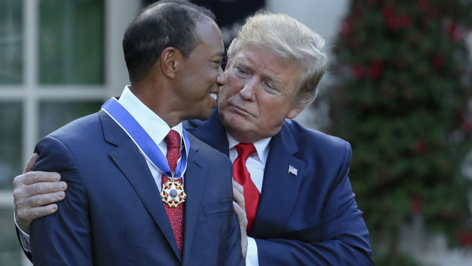 Тръмп връчи на Тайгър Уудс "Президентския медал на свободата" (снимки)