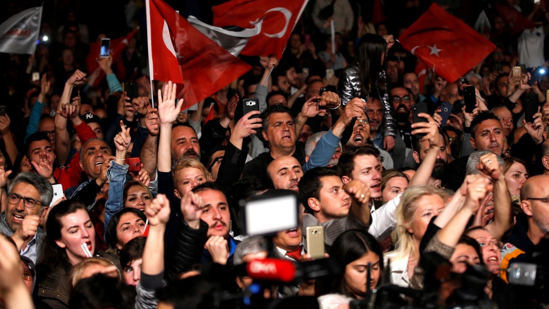 След анулирания вот за кмет на Истанбул: удари по тенджери и остра реакция на ЕС