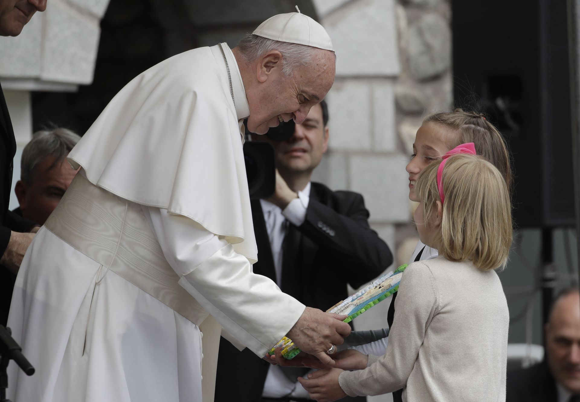 Деца подариха рисунка на папата пред мемориала "Майка Тереза"