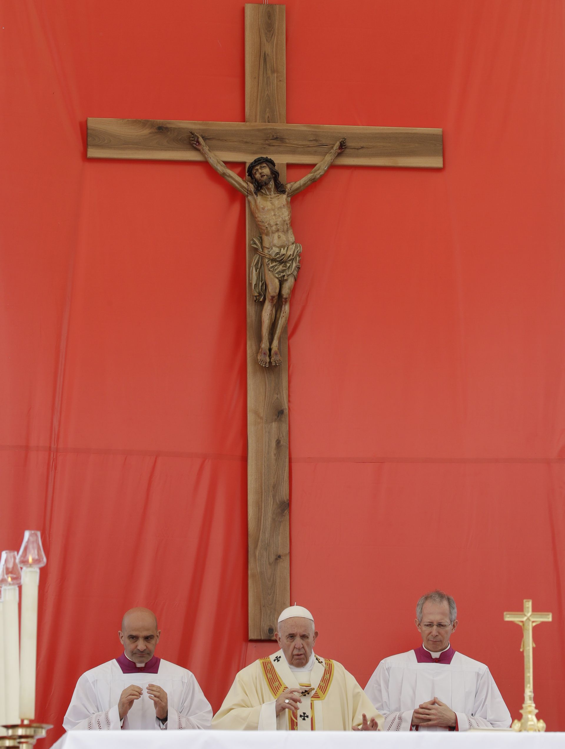 Огромен дървен кръст за литургията на папата на площад "Македония"
