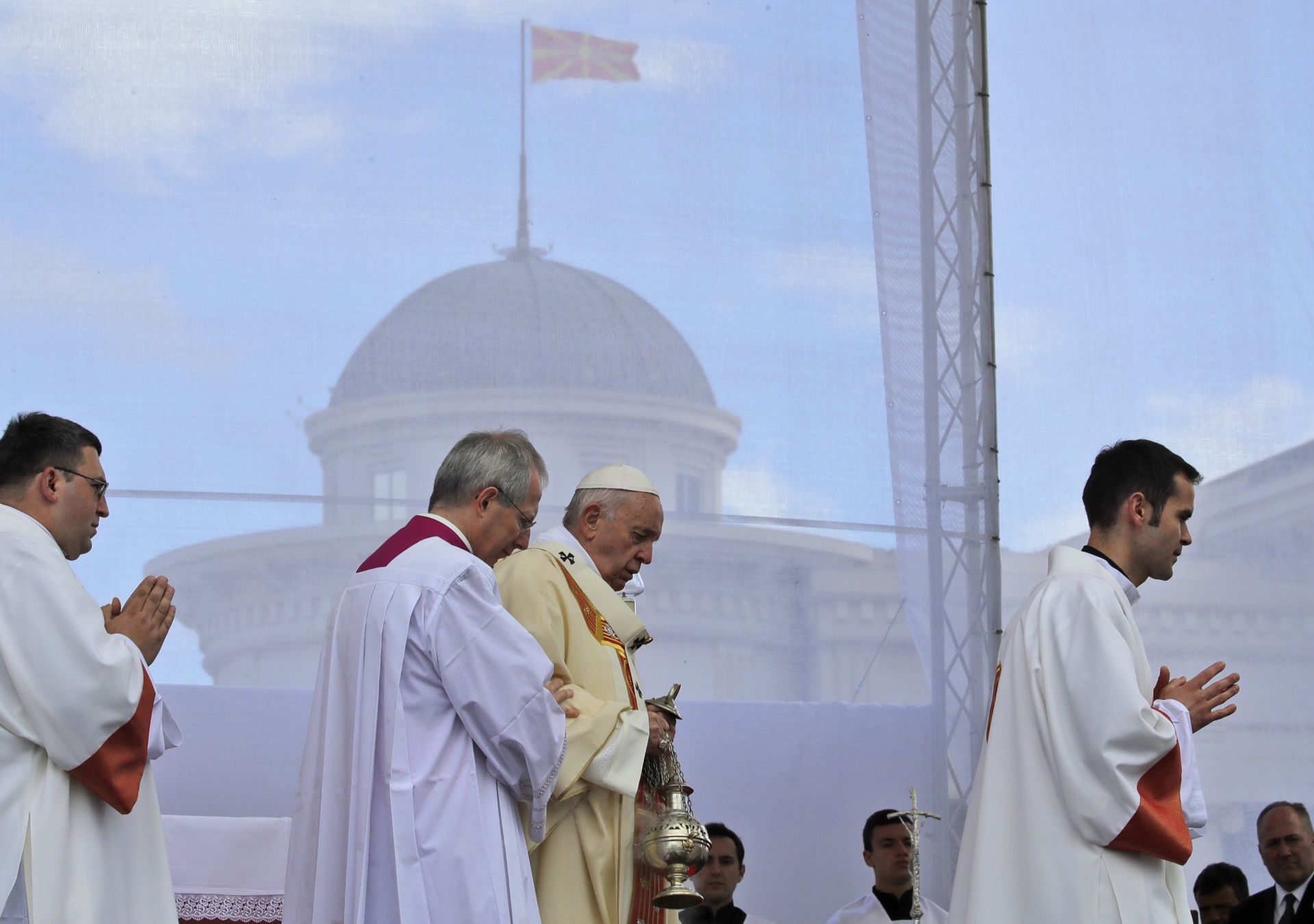Папата на площад "Македония" преди Светата литургия