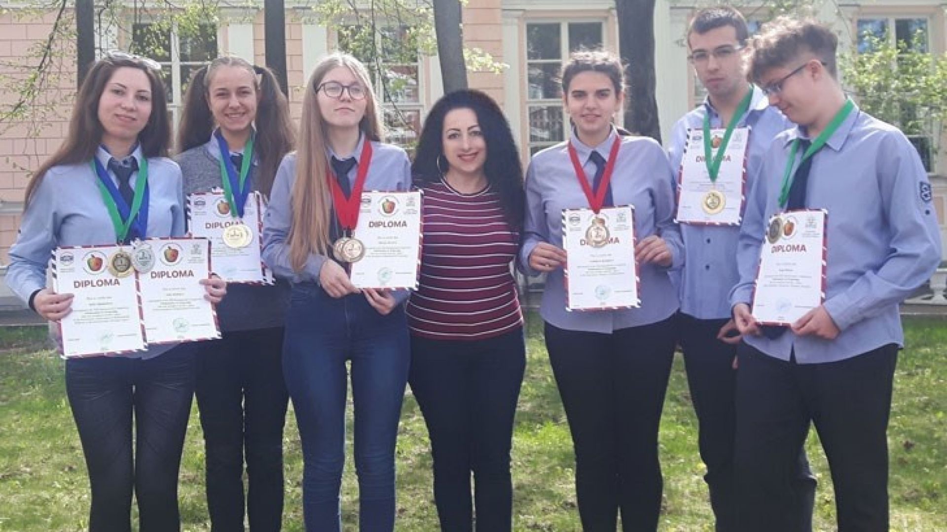 С три златни два сребърни и два бронзови медала се