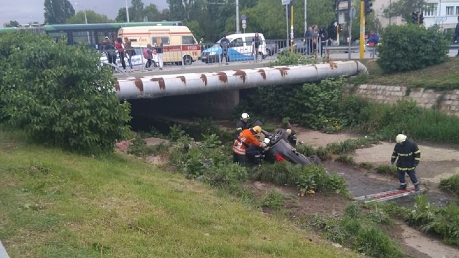 Четирима тийнейджъри са били блъснати от джип на столичния бул