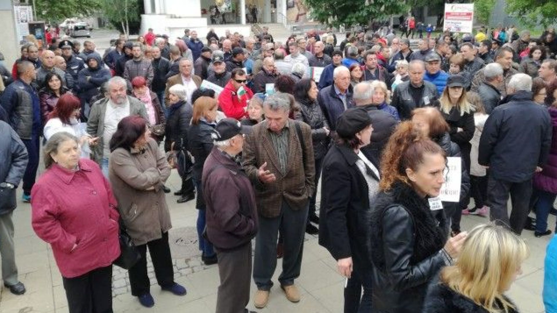 Десетки хора се събраха в центъра на Благоевград на протест