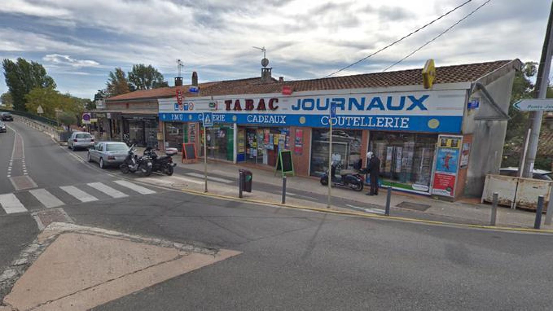 Въоръжен мъж е взел петима заложници в магазин за тютюневи