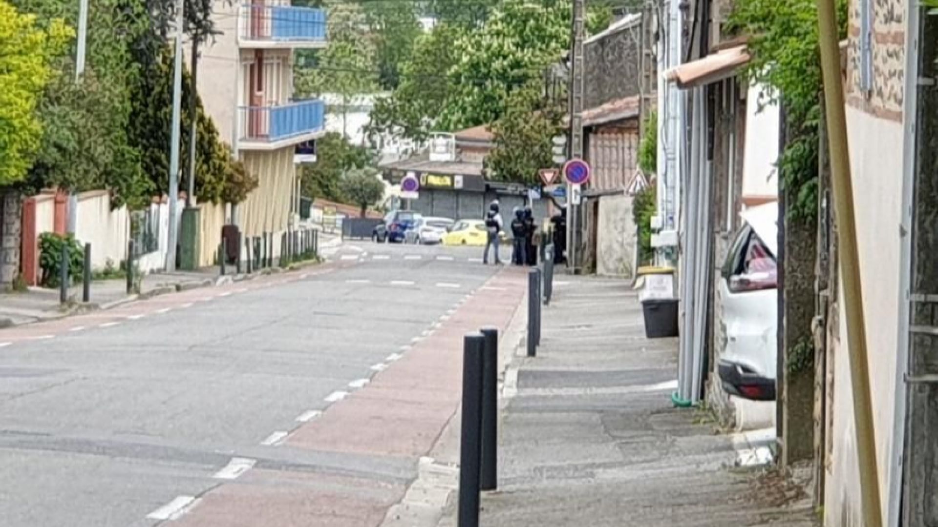 Всички заложници задържани от въоръжен младеж в магазин за тютюневи