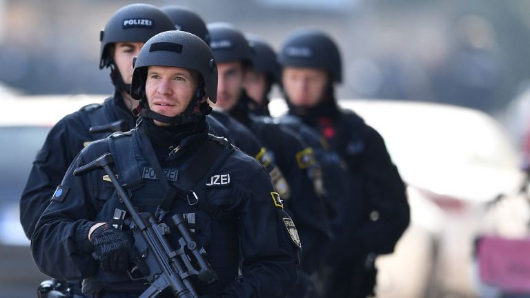 Полицията в германския град Дрезден проведе акция срещу екстремисти, заплашвали
