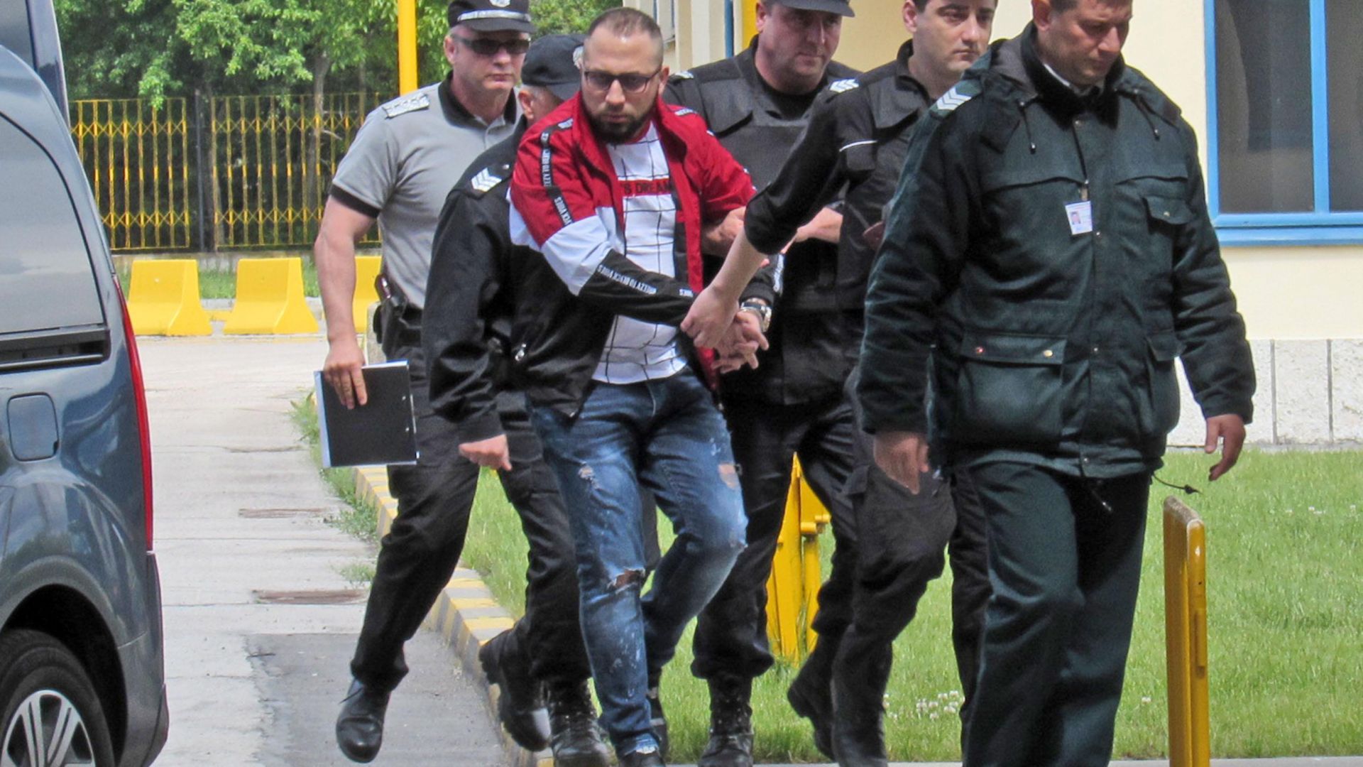 Румъния ни предаде петима от най-голямата банда за телефонни измами