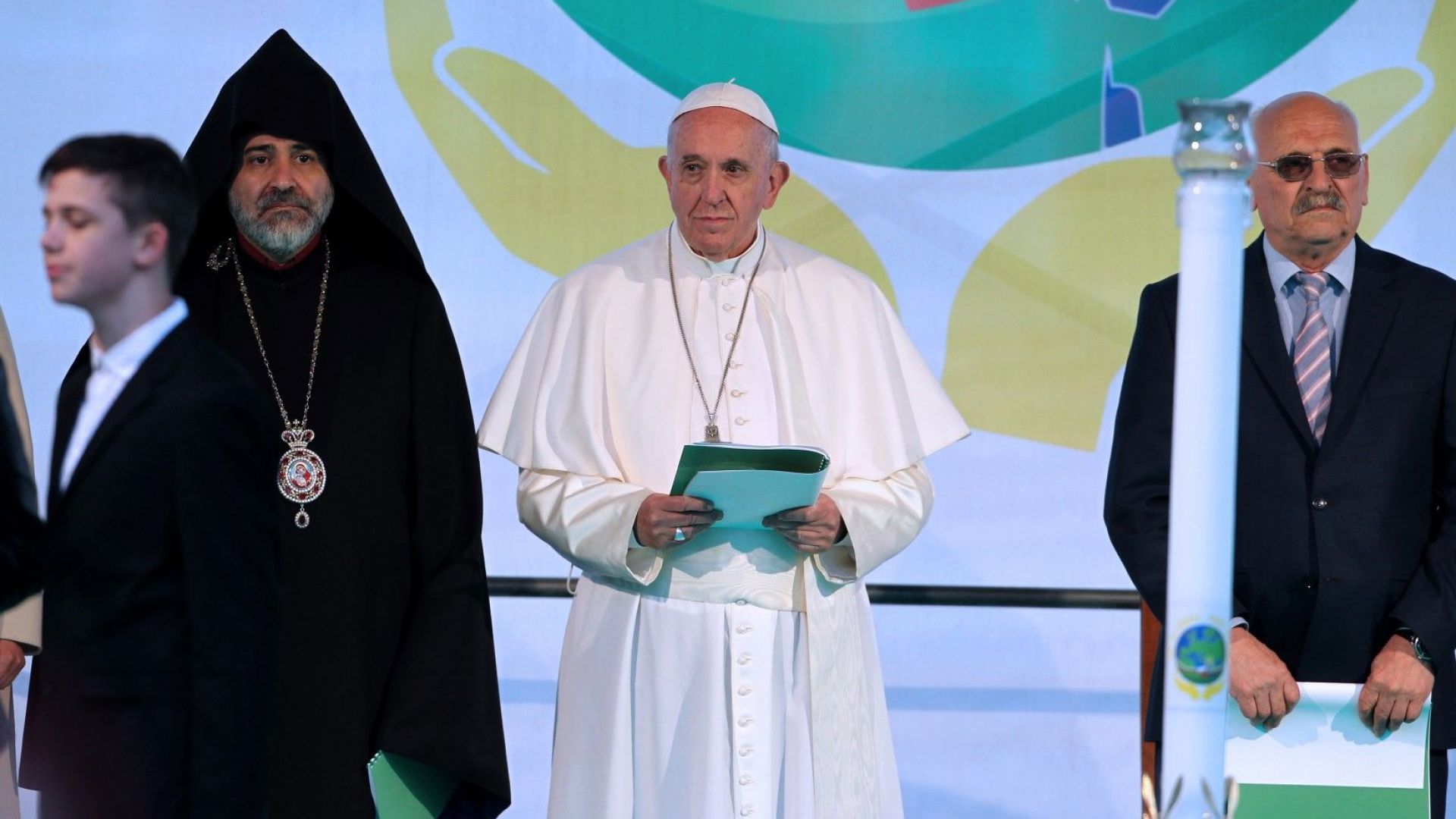 Пърформанс ли е молитвата за мир и какъв е ефектът от посещението на папа Франциск