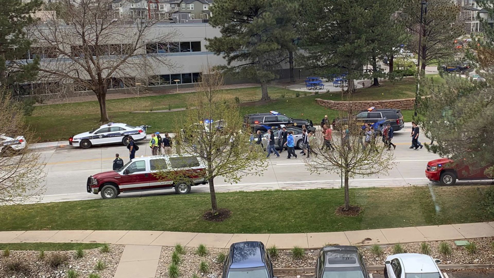 Единият от двамата ученици открили стрелба в училище в предградие