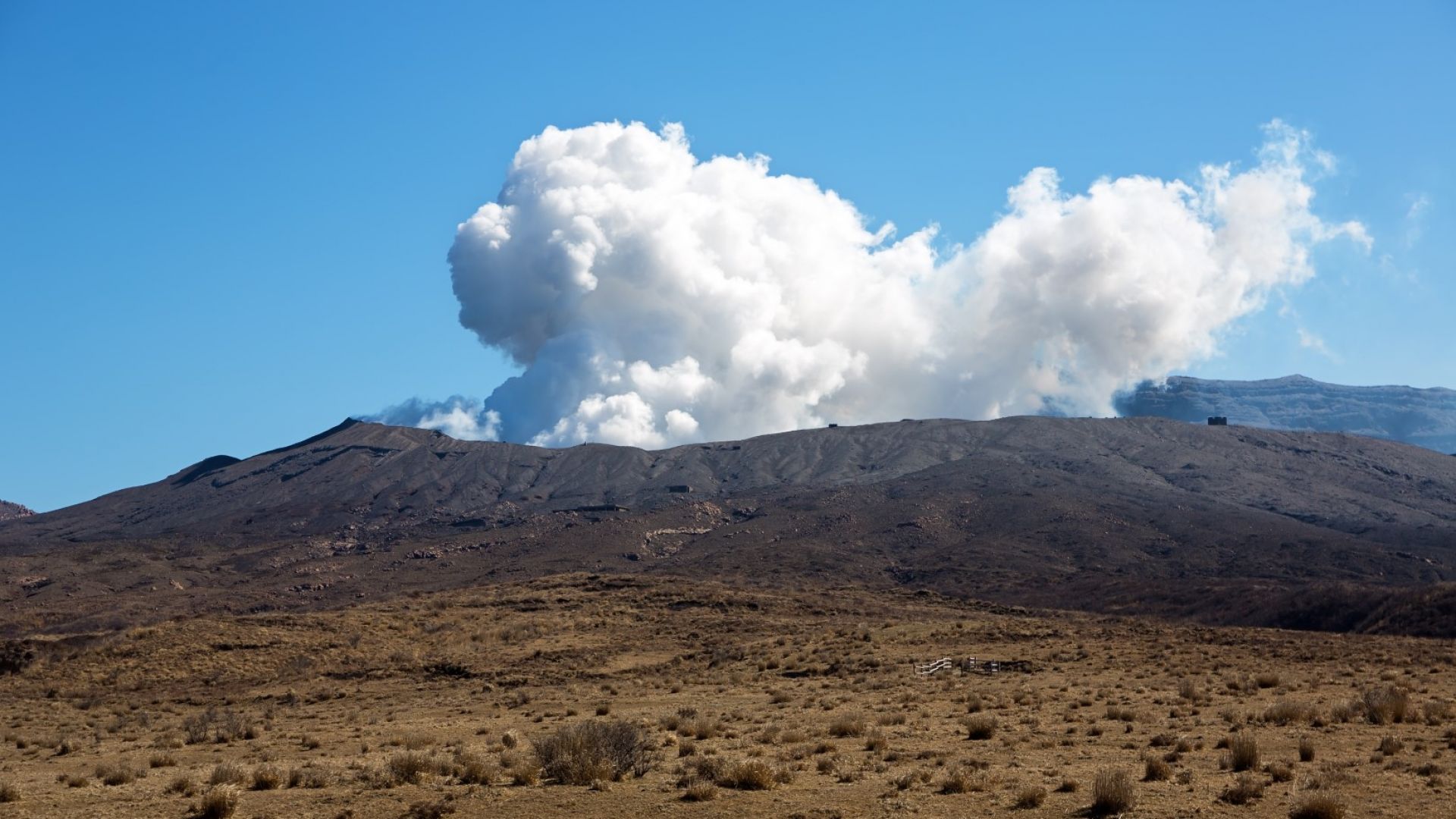 Учени откриха  нов активен вулкан в Чили 