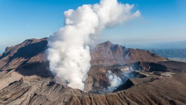 Отново изригна  вулканът Асо  в Япония (видео)