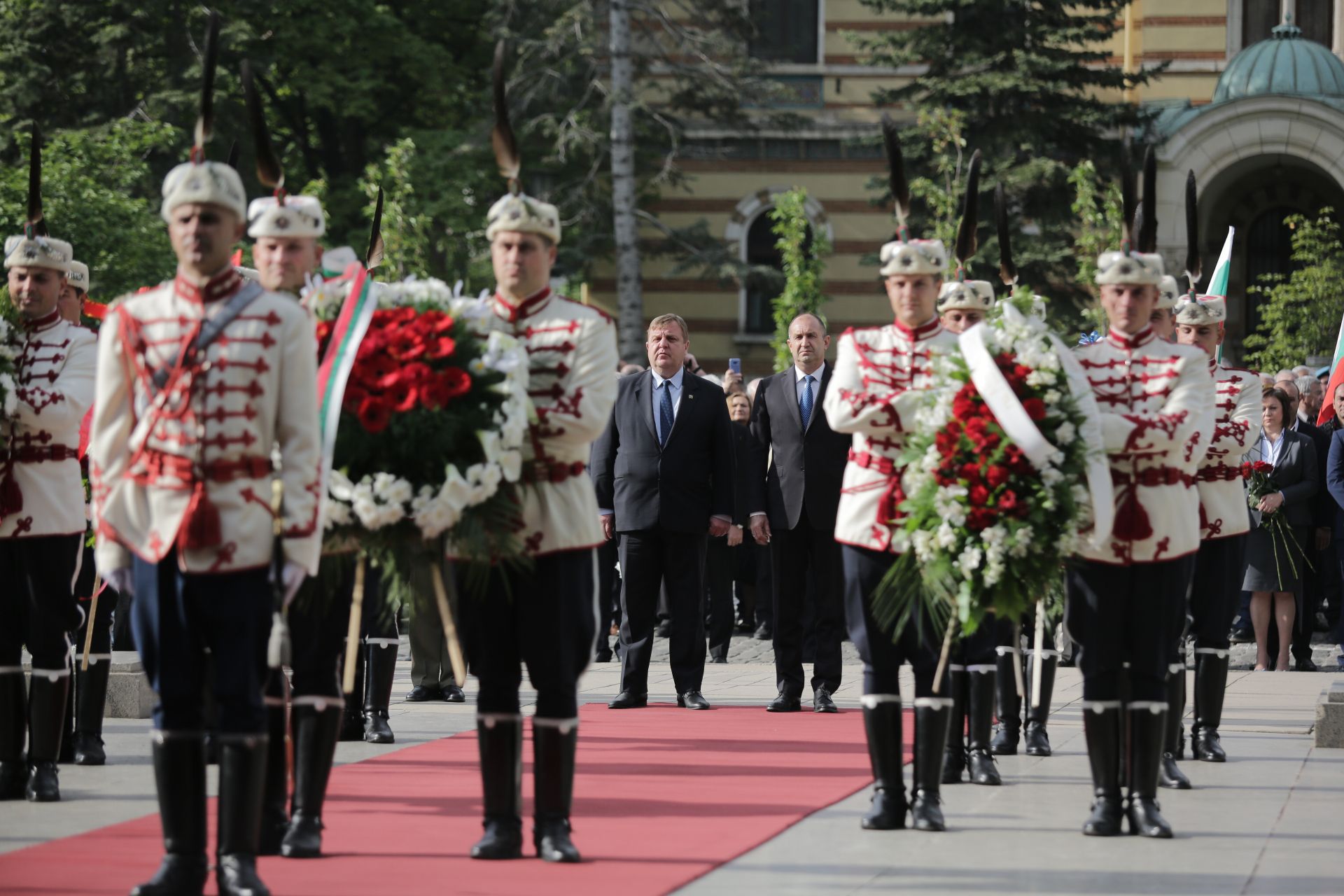 Военният министър Красимир Каракачанов и президентът Румен Радев застанаха един до друг на церемонията