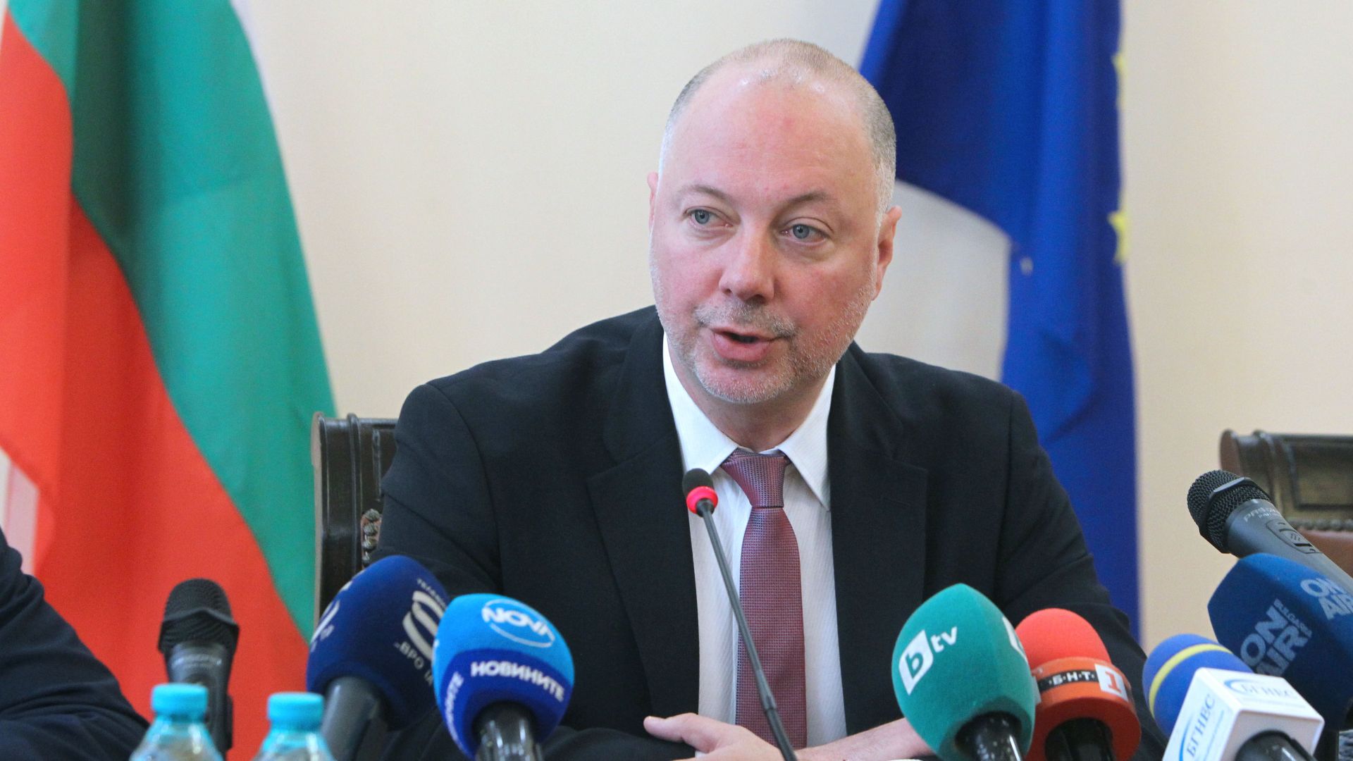 Пощенски станции категорично няма да бъдат закривани Това заяви министърът