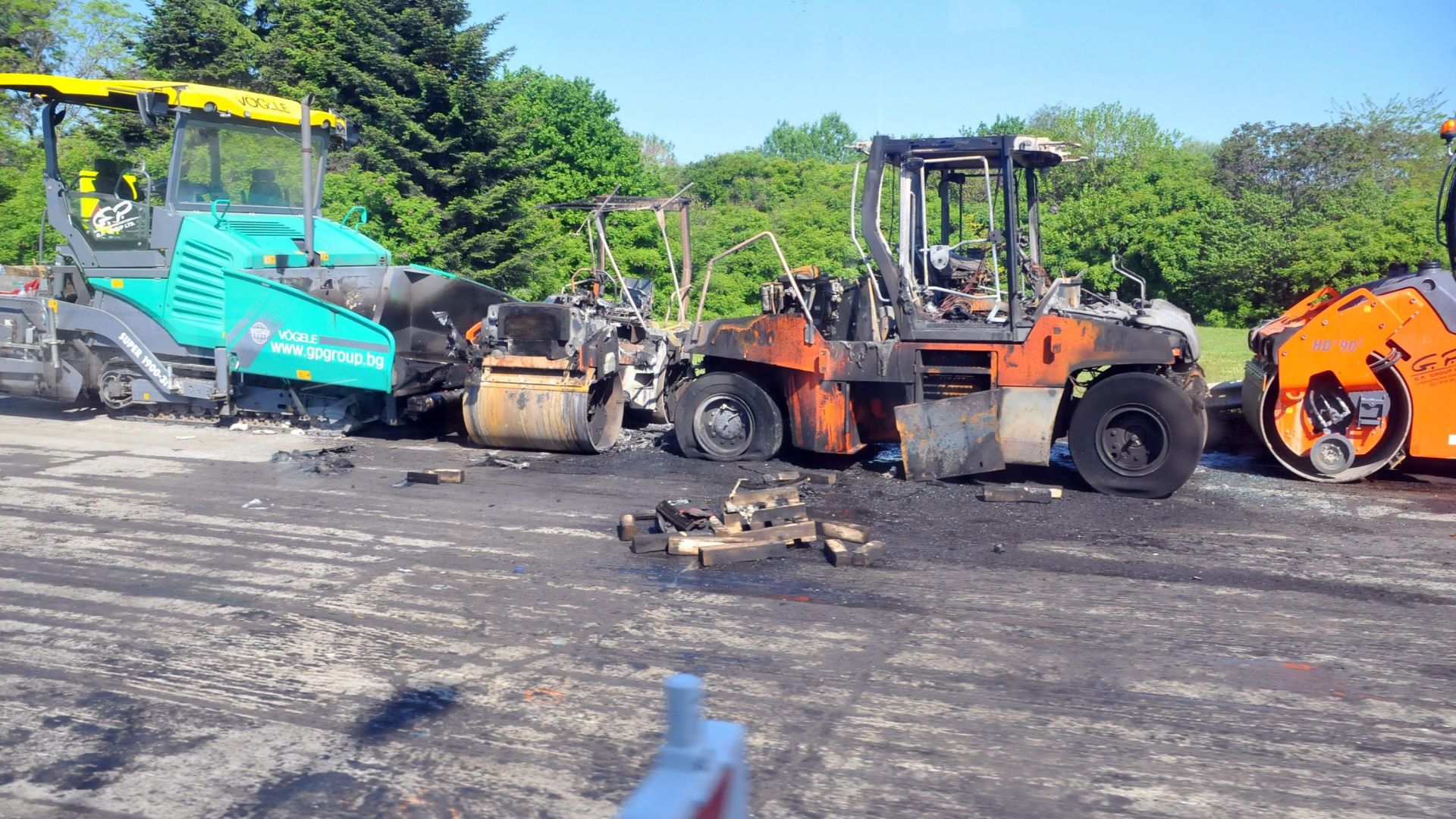 Пожар изпепели два валяка и нанесе щети по трета машина