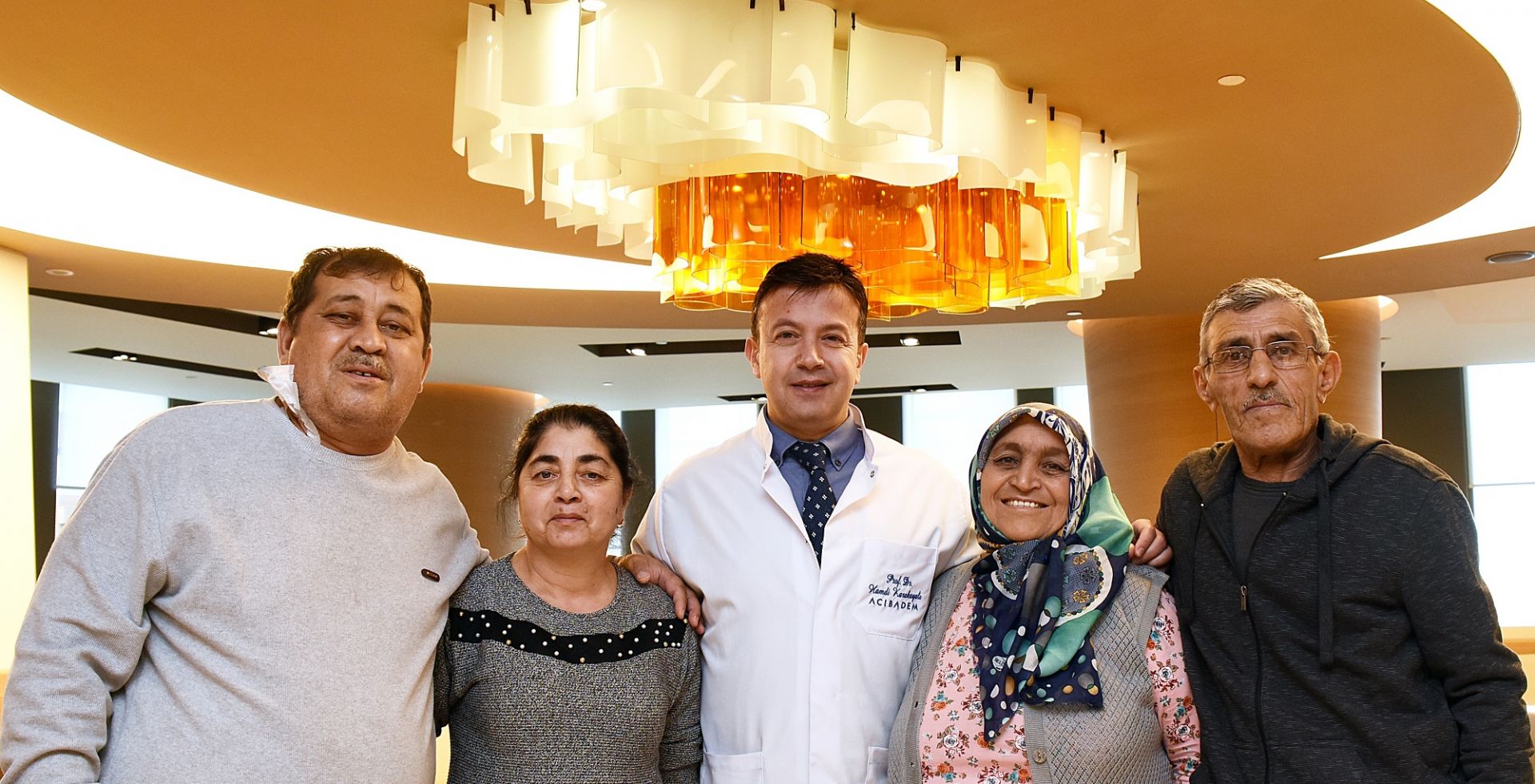 Хирургът проф. Хамди Каракаялъ и двете семейства.