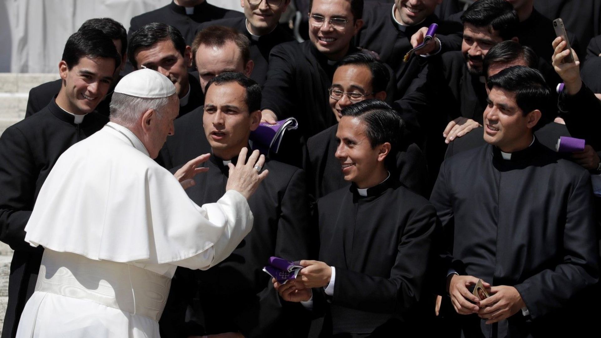 Папа Франциск въведе днес радикални промени в законодателството на Католическата