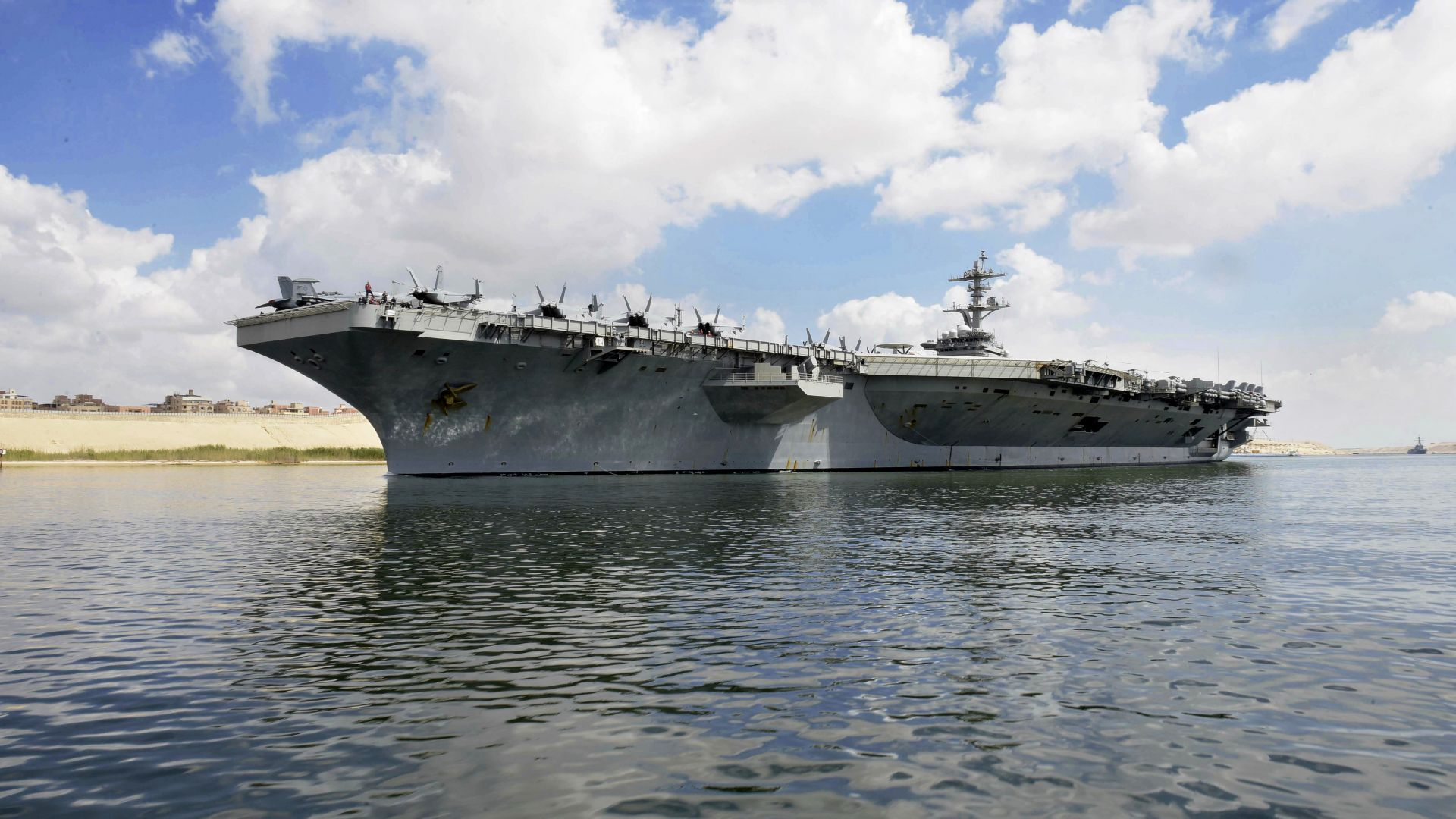 Американският самолетоносач който плава към Персийския залив на фона на