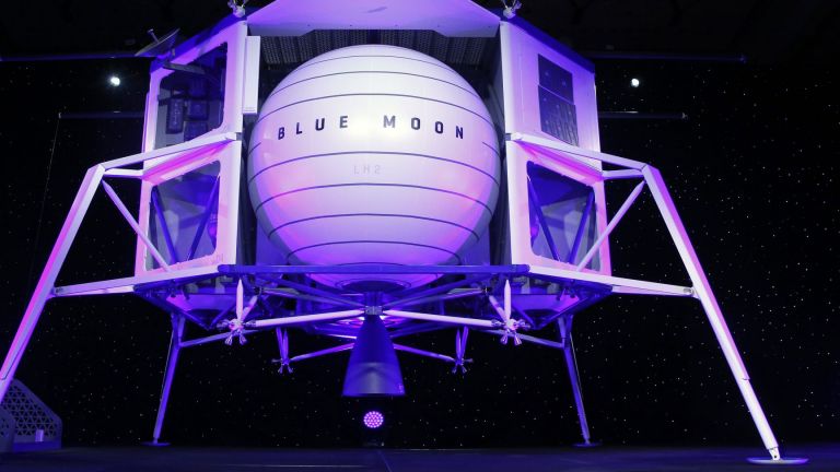 Шефът на "Амазон" показа макет на лунния апарат "Блу муун" (снимки)