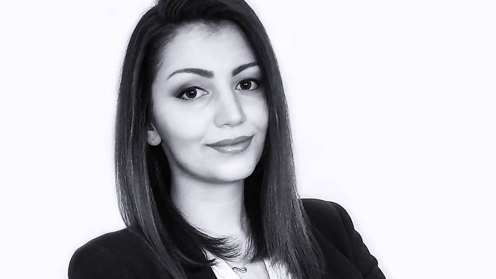 24 годишна българка която преди дни се дипломира от Университета по