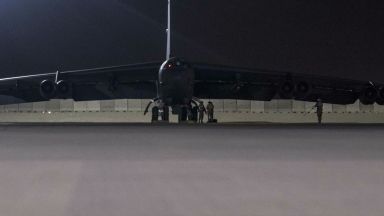 САЩ разположи в Катар бомбардировачи B-52 (снимки)