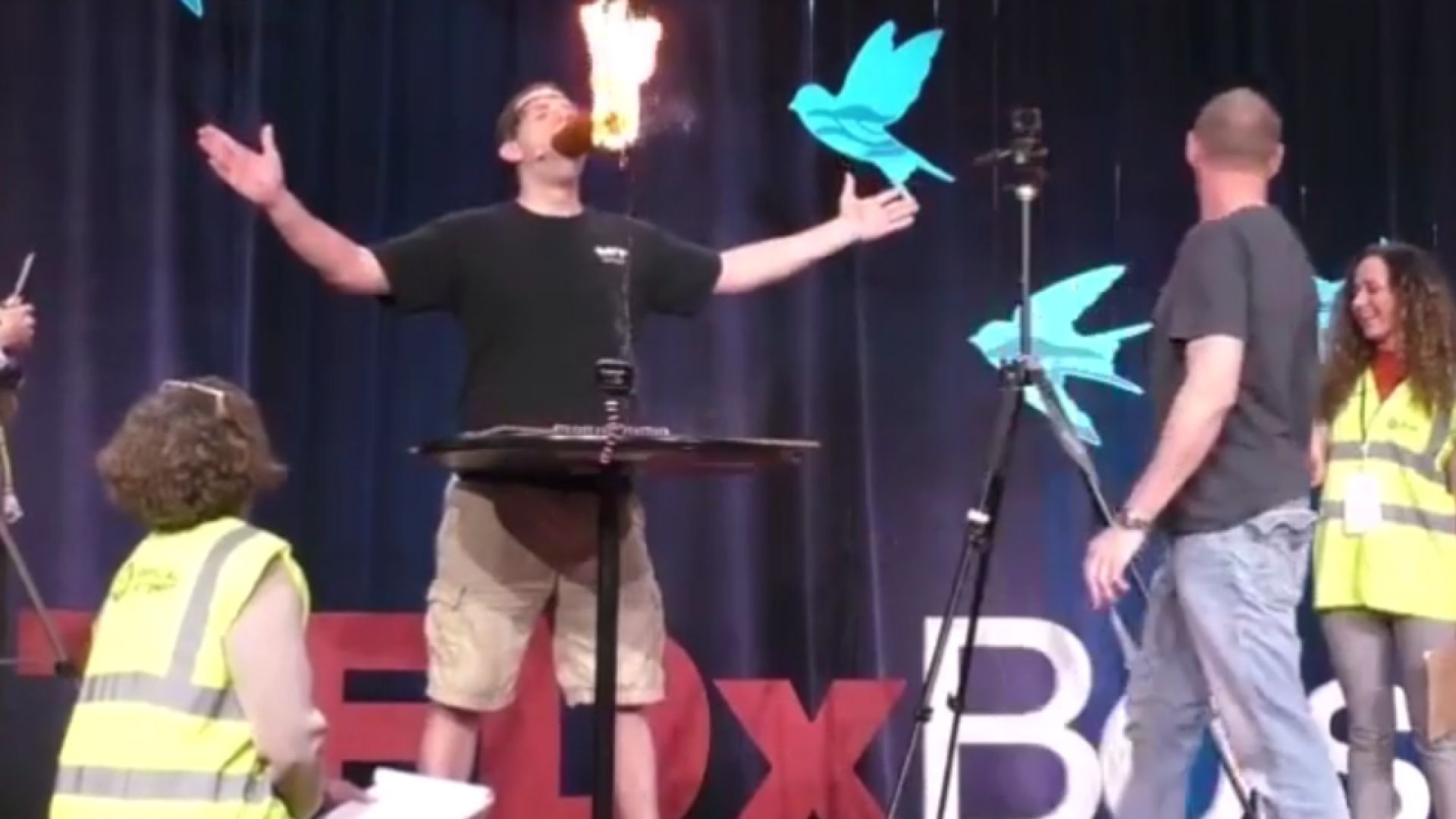 Американец подобри рекорд със 100 запалени свещи в устата си (видео)