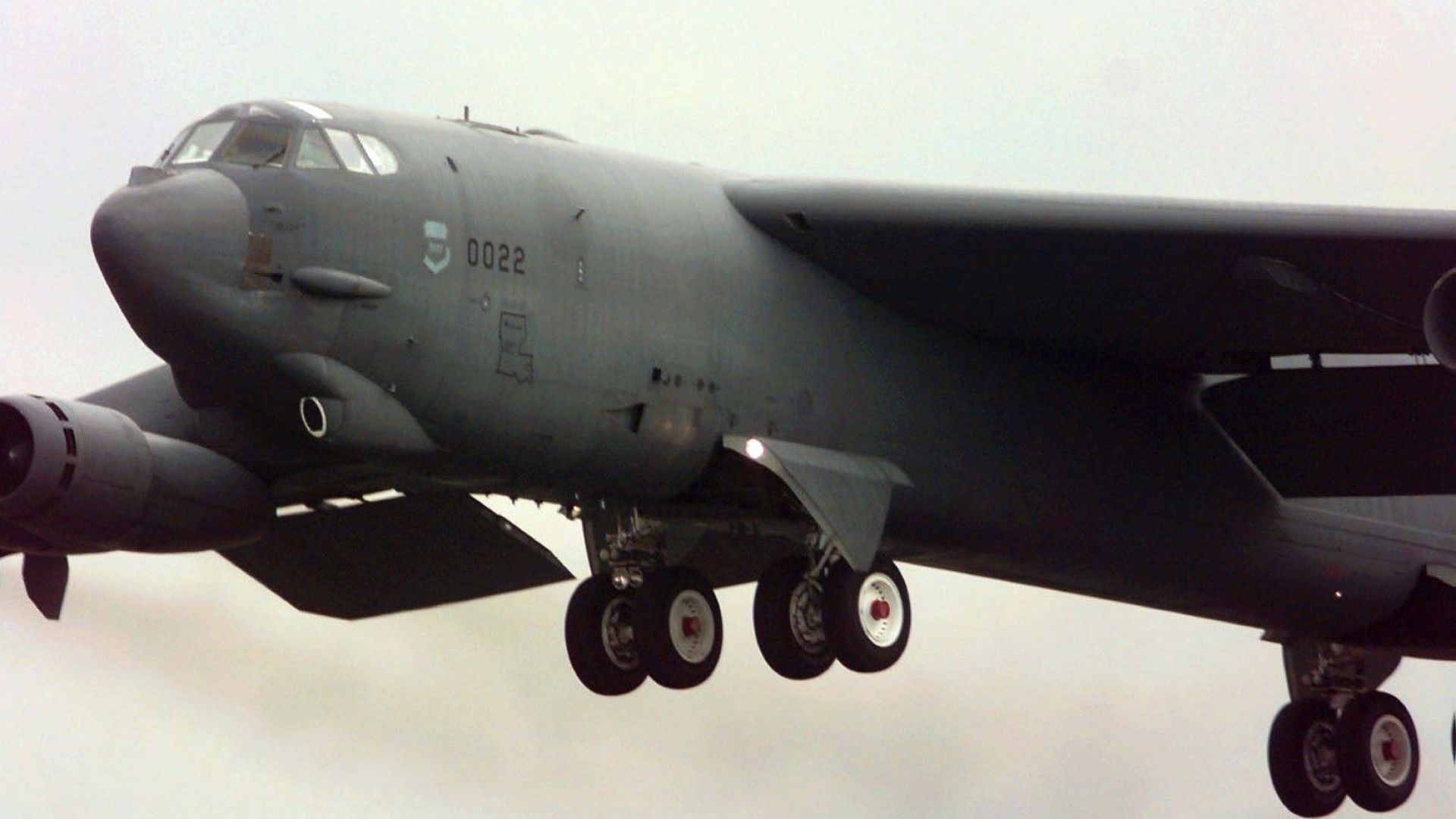 Бомбардировачи B 52 латинско B пристигнаха снощи в главната военновъздушна база